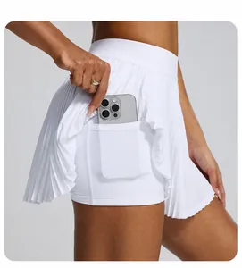 Vue détaillée de la jupe de tennis plissée blanche avec poche cachée sur le short intérieur.