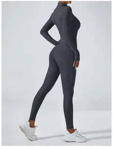 Vue arrière d'une combinaison de yoga athlétique gris foncé à manches longues sur un mannequin