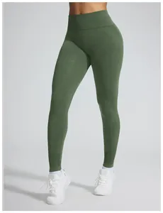 Detailopname van een naadloze groene kationische yogabroek met hoge taille en jacquard