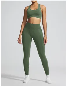 Detail van naadloze yoga-set in olijfgroen met sportieve legging met hoge taille
