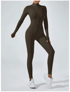 Vue détaillée montrant la texture et la fermeture éclair d'une combinaison de yoga marron