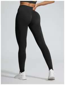 Achteraanzicht van naadloze kationische yogabroek met push-up effect en jacquardpatroon