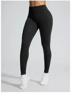 Detailopname van de naadloze kationen yoga legging met zachte textuur en pasvorm.