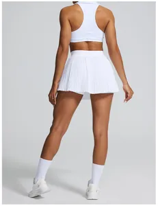 Vue arrière d'une jupe de sport plissée blanche avec haut court athlétique et baskets
