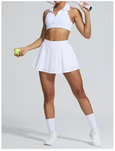 Vue détaillée d'une jupe de tennis plissée blanche et d'un haut de sport assorti.