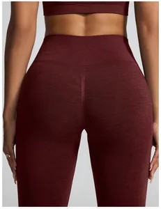 Detailopname van wijnrode naadloze yoga-legging met scrunch butt lifting effect.