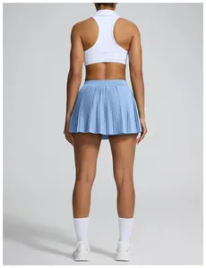 Vue arrière d'une jupe de tennis plissée bleu clair avec un haut court de sport blanc