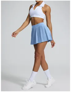 Vue latérale d'une jupe de tennis plissée bleu clair avec un crop top blanc