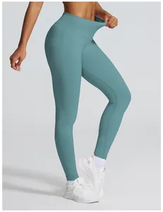 Nahaufnahme einer nahtlosen Yogahose in Blaugrün mit High-Waist-Peach-Butt-Effekt