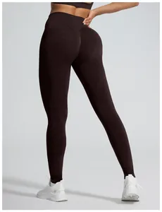 Detailopname van naadloze donkerbruine yoga legging met high-waisted push-up effect