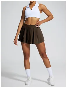 Détail d'une jupe de tennis plissée marron pour le fitness et le sport en plein air.