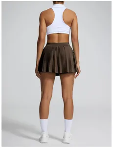 Vue arrière détaillée d'une jupe de tennis marron plissée au design sportif chic