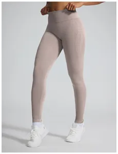 Gedetailleerd overzicht van naadloze mauve yoga-legging met jacquard textuur en hoge taille