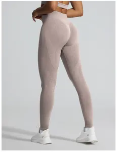 Detailweergave achterkant van naadloze jacquard yogabroek met liftend effect in beige