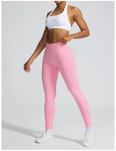 Detailansicht der nahtlosen rosa Yogahose mit hoher Taille und formendem Push-up-Effekt