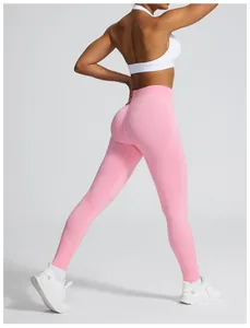 Detailansicht der rosa nahtlosen High-Waist-Yogahose mit Peach-Butt-Lifting-Effekt.
