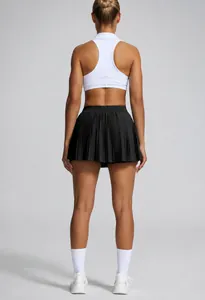 Vue arrière d'une jupe de sport plissée noire pour le fitness, le tennis et séances de yoga