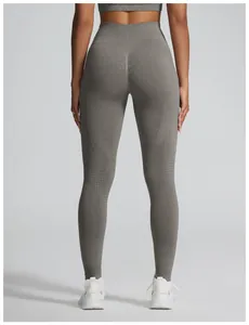 Achteraanzicht van naadloze high-waist yoga leggings met jacquard details in olijf.