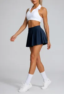 Le détail de la jupe de tennis plissée bleu marine pour le fitness et les sports