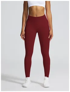Detailansicht der weinroten nahtlosen Yoga-Leggings mit High-Waist und Push-up-Effekt