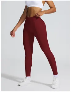 Detailansicht der nahtlosen Yoga-Leggings mit hoher Taille in tiefem Burgunderrot