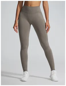 Detailweergave van naadloze zachte kation yoga legging met jacquard patroon in grijsbruin