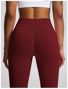 Detailansicht der dunkelroten nahtlosen Yoga-Leggings mit hoher Taille und Push-up Effekt