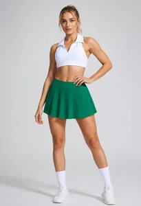 Vue détaillée d'une jupe de tennis plissée verte portée par un mannequin femme