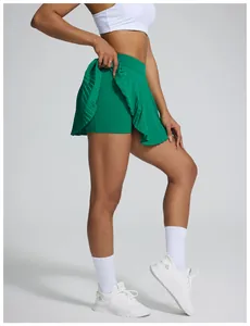 Détail d'une jupe-short de tennis plissée verte avec une poche intégrée sur la doublure