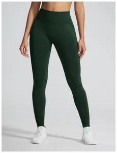 Close-up van donkergroene naadloze yoga-legging met hoge taille en een zachte textuur