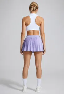 Vue arrière d'une jupe de tennis plissée violette de fitness avec un haut blanc