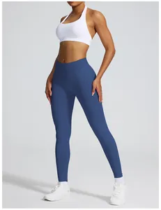 Weibliches Model in dunkelblauen nahtlosen Yoga-Leggings mit High-Waist-Schnitt
