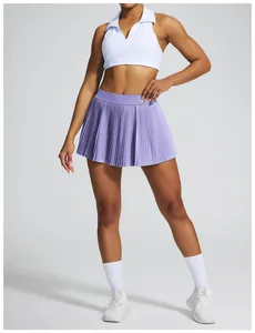 Vue détaillée d'une jupe de tennis plissée violette pour le fitness et le sport