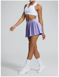 Vue détaillée d'une jupe de sport plissée violette à taille haute et tissu respirant