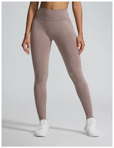 Gedetailleerd overzicht van naadloze yogabroeken met hoge taille en push-up effect