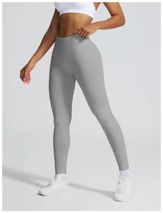 Detailansicht der grauen nahtlosen High-Waist-Yoga-Leggings mit Bauchkontrolle.