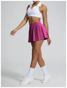 Jupe de tennis plissée magenta avec short intégré pour le fitness et le yoga
