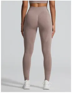 Achteraanzicht van zachte naadloze kation yoga leggings met liftende jacquard details
