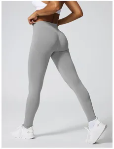 Seitenansicht der professionellen nahtlosen grauen High-Waist-Yogahose mit Scrunch-Detail