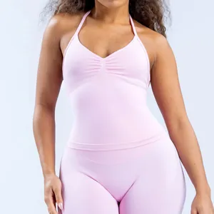 Vista dettagliata del set top all'americana rosa e leggings da yoga a vita alta senza cuciture