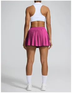 Vue arrière d'une jupe de tennis plissée magenta à taille haute pour le sport et yoga