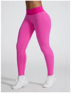 Detailansicht der nahtlosen pinkfarbenen Yogahose mit hoher Taille und Push-up-Effekt