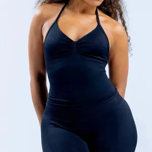 Dettaglio del reggiseno sportivo nero con scollo all'americana e leggings yoga senza cuciture