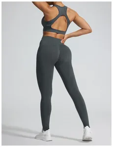 Achteraanzicht van de grijze naadloze yoga legging met push-up effect en jacquard details