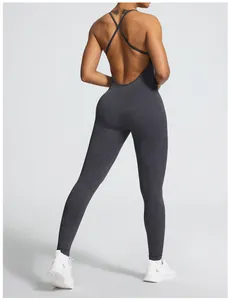 Vista posterior de un mono de yoga gris oscuro acanalado sin costuras con espalda abierta