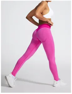 Detailansicht der pinkfarbenen nahtlosen Yoga-Leggings mit Push-up-Effekt