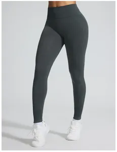 Detail van grijze naadloze yoga legging met jacquard patroon aan de zijkant en hoge taille.