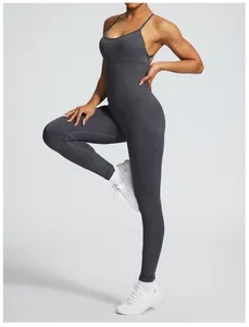 Vista completa del mono de yoga gris carbón sin costuras y de alta elasticidad para fitness