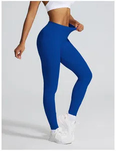 Detailansicht der königsblauen nahtlosen High-Waist-Yogahose am Fitnessmodell im Studio