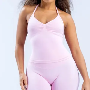 Detalle de conjunto de yoga rosa con cuello halter y tejido de secado rápido para fitness